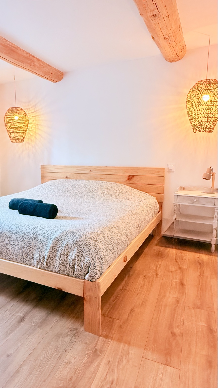 Lit blanc avec luminaires suspendus